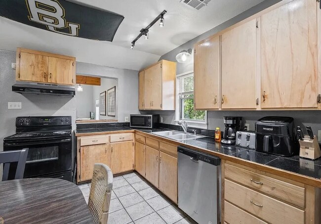 Building Photo - 7 bedroom home 2 min walk from Campus