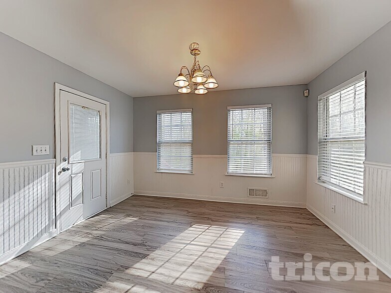 Building Photo - 162 Robbens Dr