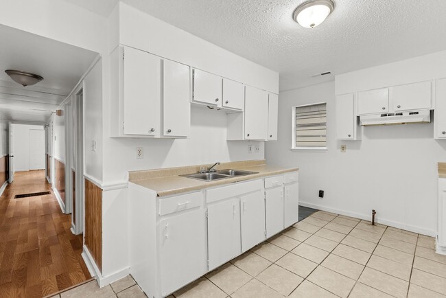 Building Photo - Nice and Newly Renovated 3 Bedroom 1 Bath ...