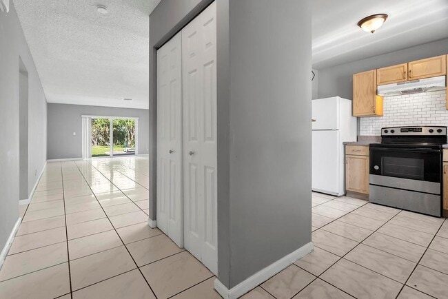 Building Photo - 915 S N St