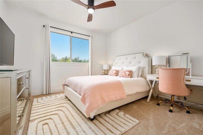 Building Photo - 15 Chandon Ln