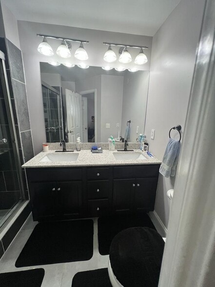 Master Bath - 819 Ramsay St