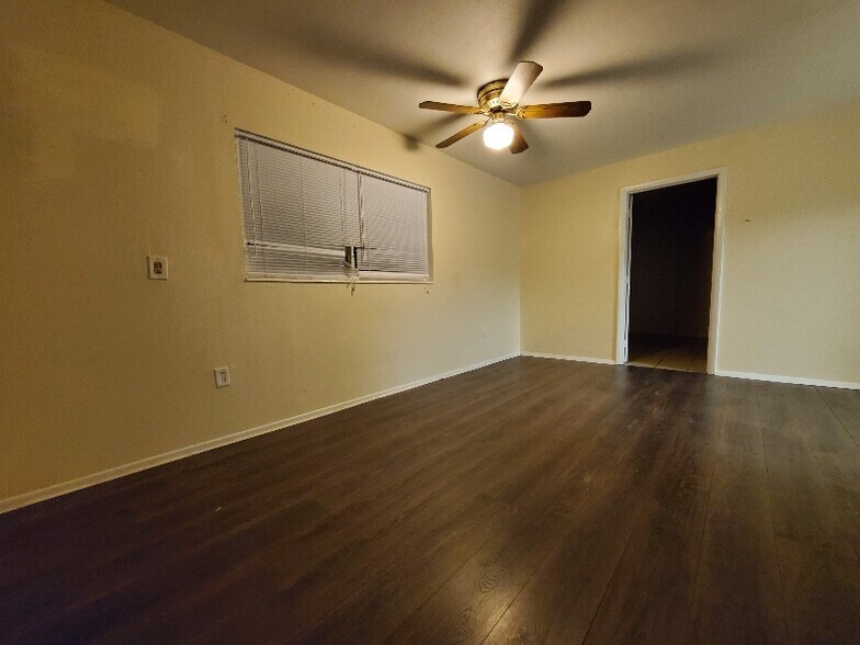 Building Photo - 820 Pineland Ave