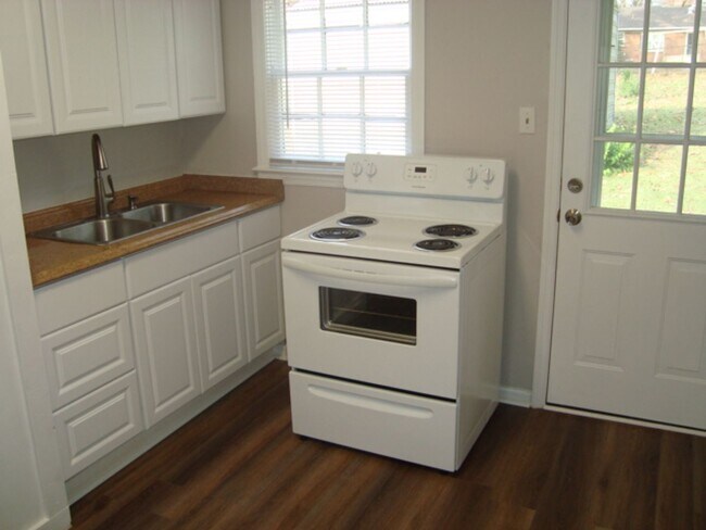 Building Photo - Charming two bedroom and one bath home available to rent