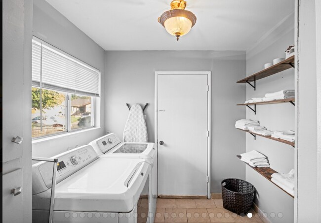 Building Photo - 325 Falcon Dr