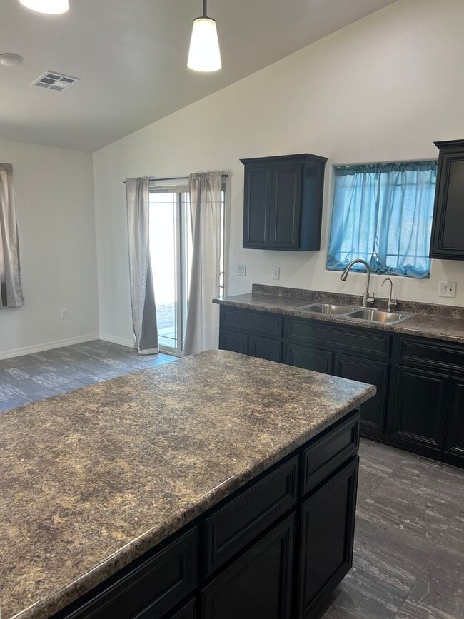 Building Photo - 3 Bedroom 2 Bath Home with fencing in San ...