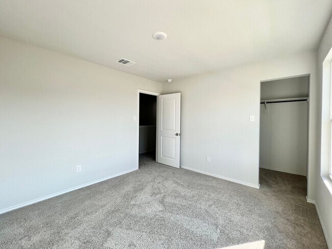 Building Photo - Stunning New Build with 5 Bedrooms & Moder...