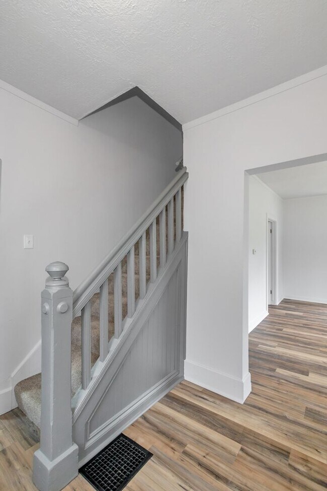 Building Photo - 2 Bed Home with Large Yard & Covered Porch – $1,295/mo