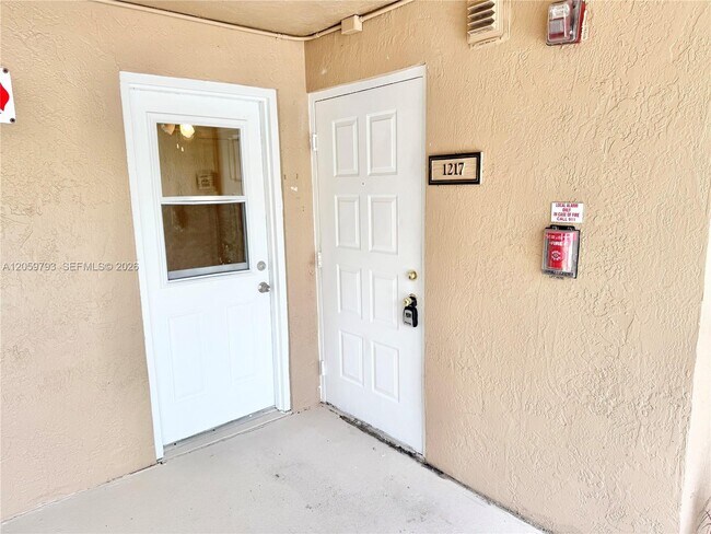 Building Photo - 9755 Westview Dr