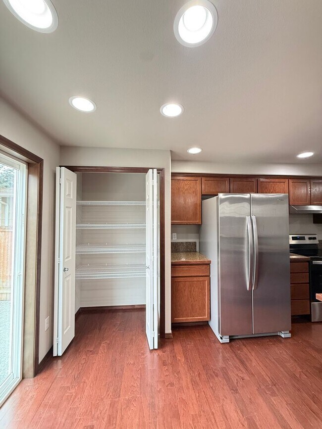 Building Photo - Modern 3BR/2.5BTH Home For Rent in Prime Marysville Location