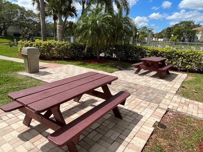 Building Photo - Spacious 2-bed, 1-bath apartment - Ponte Verde at Palm Beach Lakes