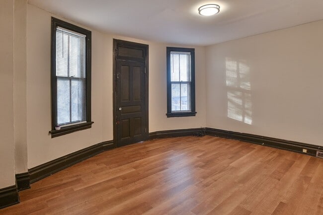 Building Photo - Large 5 Bedroom on Peffer