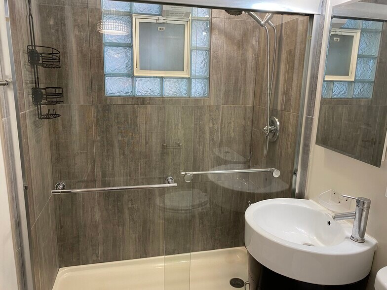 toilet and bath - 3174 W Meadow Lane Dr