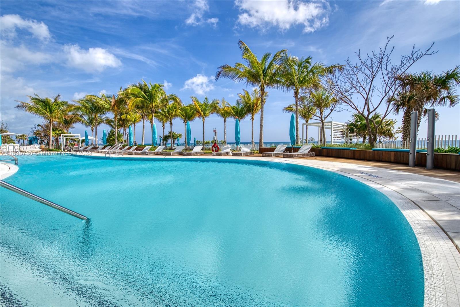 Building Photo - 15701 Collins Ave