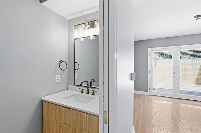 Building Photo - 856 St Charles Ave NE