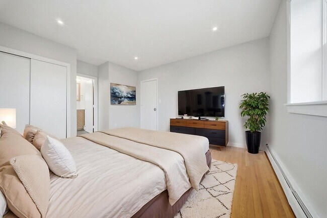 Building Photo - 11 Schubert St