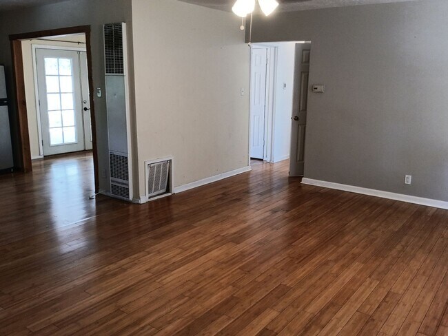 Building Photo - Cozy 3 bedroom 2 bathroom