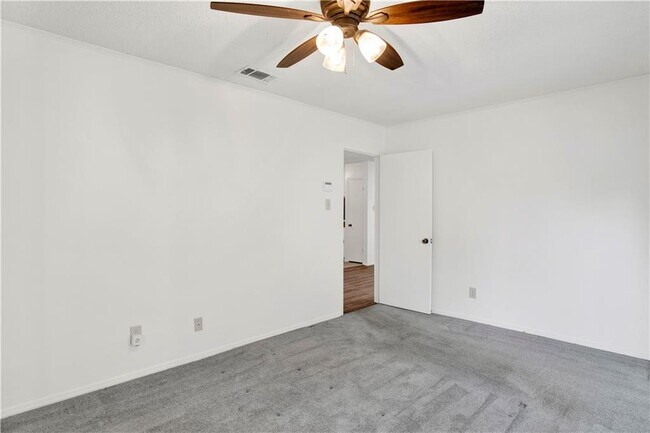 Building Photo - 6071 Highland Cir N