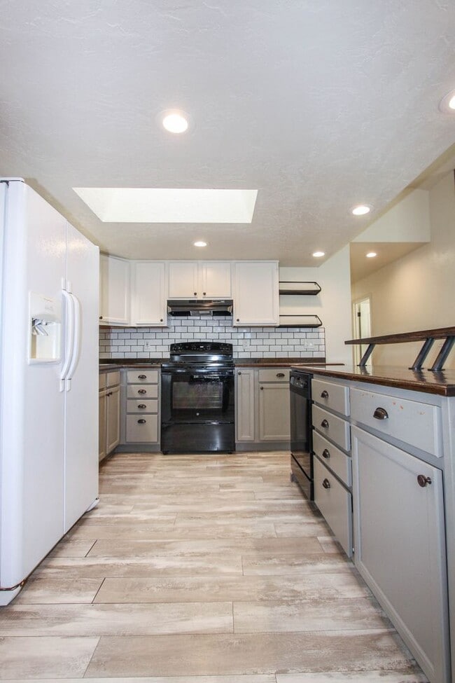 Building Photo - 3 Bedroom 2 bath in Diamond Valley