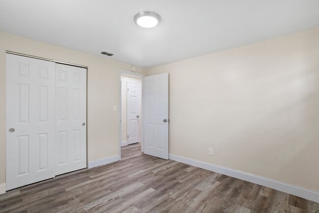 Building Photo - Spacious 4bdrm/1bath House ** $1,945.00 ** Section 8 OK ****