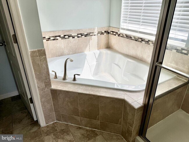 Building Photo - 7 Coulter Ln