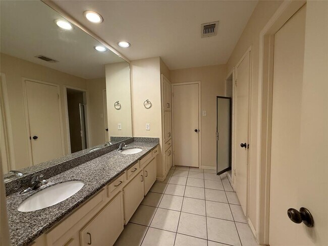 Building Photo - 3031 Green Fields Dr