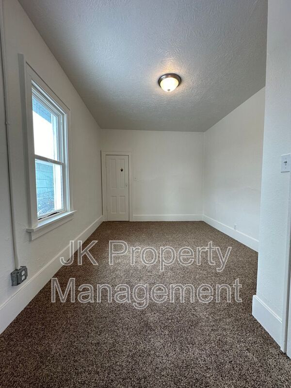 Building Photo - 615 8th Ave S