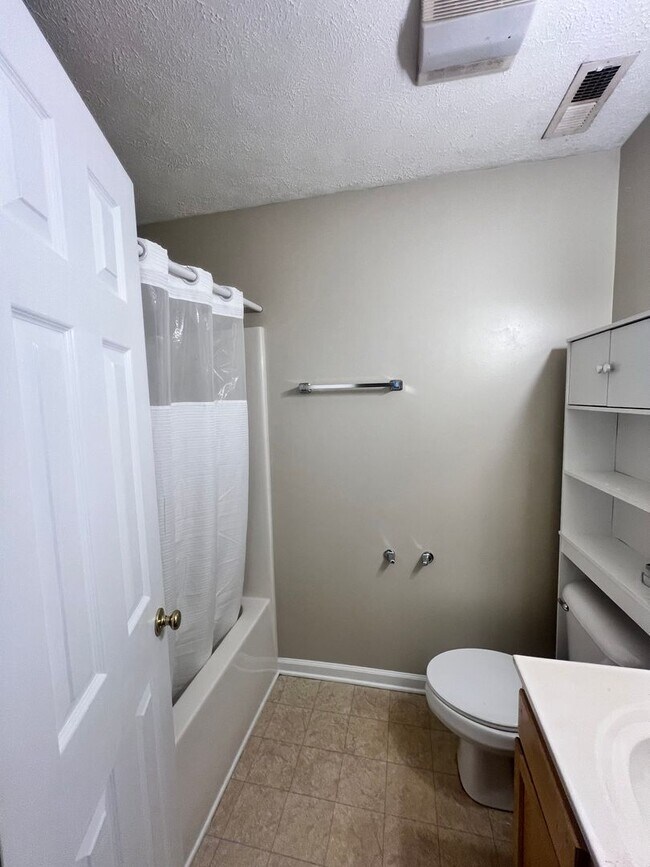 Building Photo - Sweet Living on Sweet Bay Drive - Move in Ready!