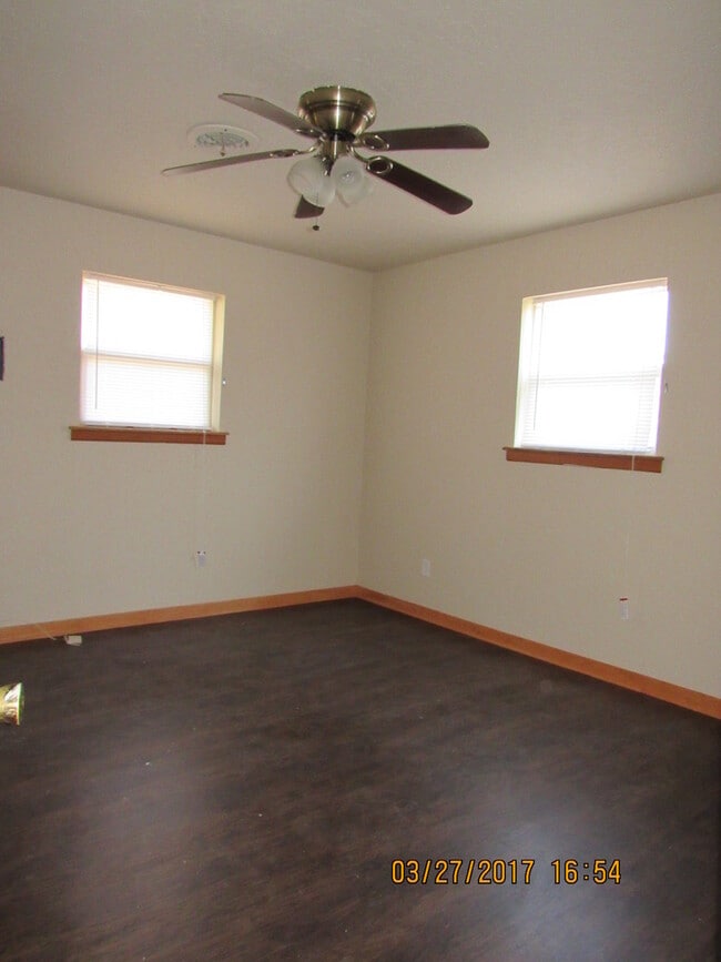 Building Photo - Pet Friendly Home!