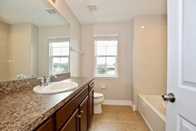 Building Photo - Beautifully Appointment 3/2 Modern Townhom...