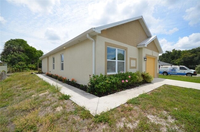 Building Photo - 2197 Davis Ct
