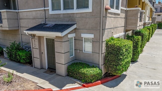 Building Photo - Modern Corner-Unit Condo with tandem 2-Car Garage in Central San Diego
