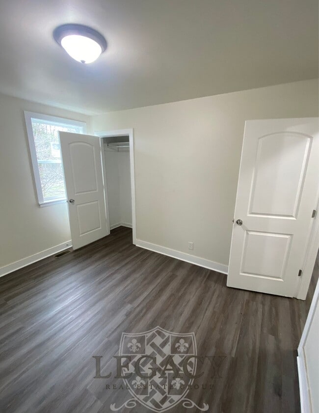 Building Photo - 7104 White Oak Dr