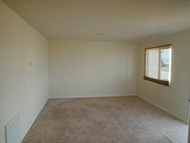 Building Photo - Country West212