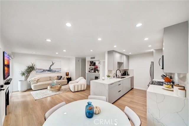 Building Photo - 14727 Magnolia Blvd