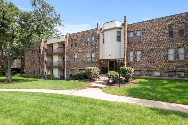 Primary Photo - 2214 Country Club Dr