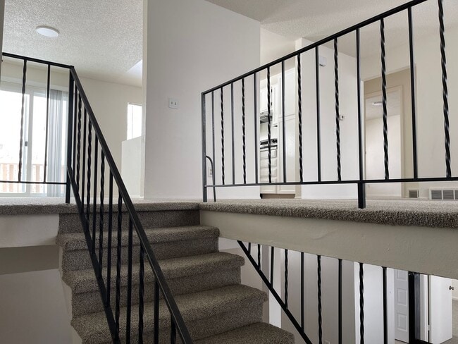 Building Photo - 3 bed 2 bath home on HUGE LOT!