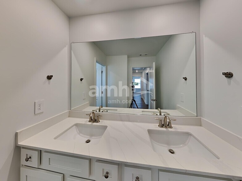 Building Photo - 209 Chase Ln