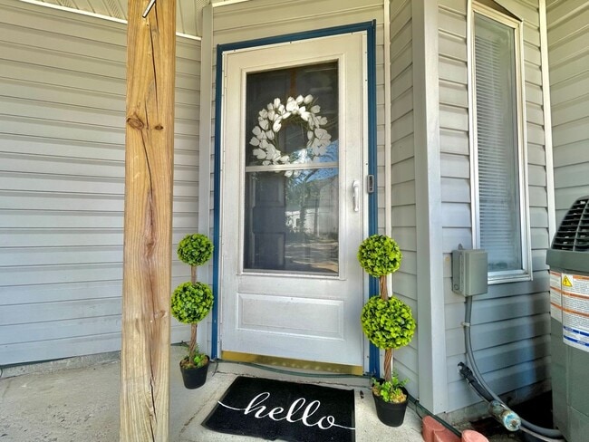 Building Photo - Freshly painted & Available NOW! Tri-Level...