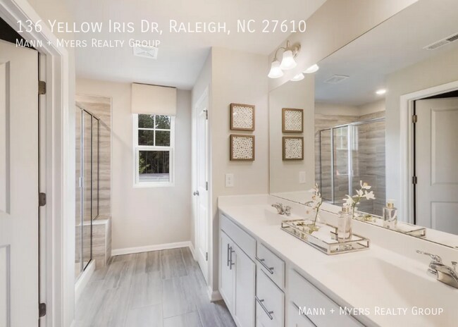 Building Photo - 136 Yellow Iris Dr