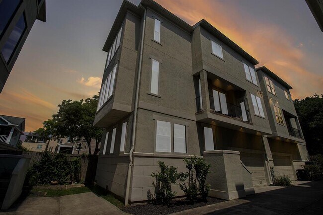 Building Photo - 1320 W 25th St