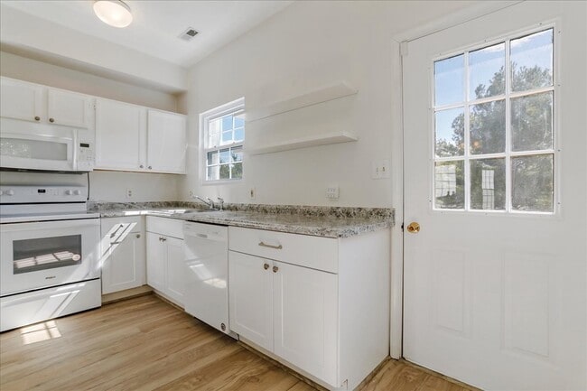 Building Photo - 1310 Hampshire Dr