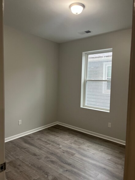 Building Photo - 17 W Main St