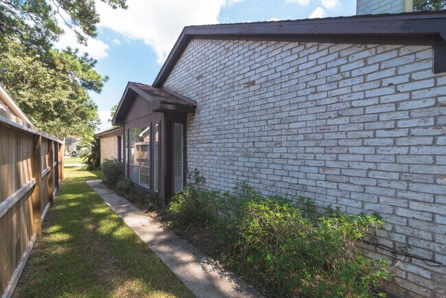 Building Photo - 25535 Wingfield Ln