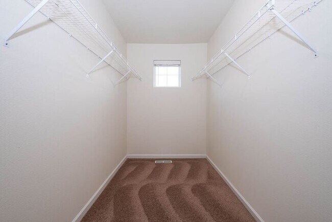 Building Photo - Spacious Newer Home Ready for Move IN