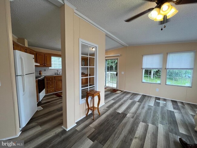 Building Photo - 218 Bronco Way