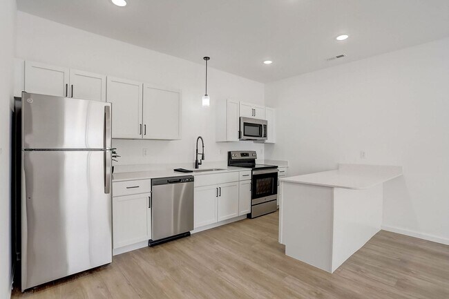 Building Photo - 218 Parkview Dr
