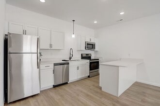 Building Photo - 201 Parkview Dr
