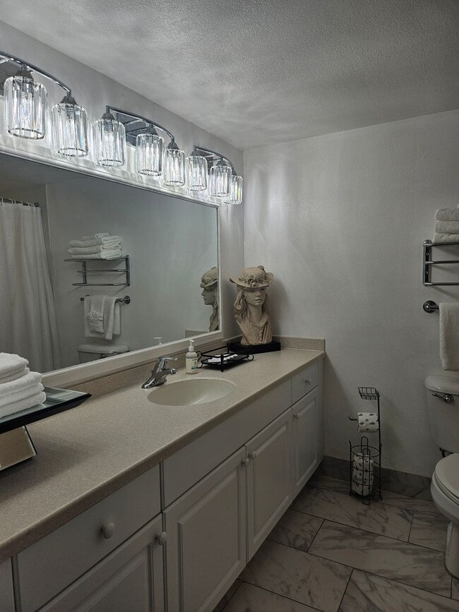 Building Photo - 1 BEDROOM 1 BATH CONDO