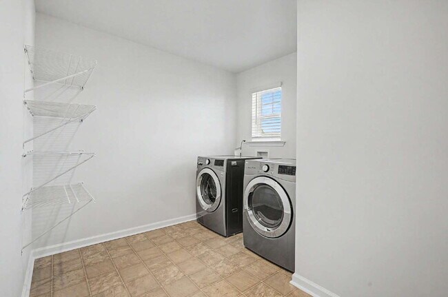 Building Photo - Spacious 4-Bedroom Home w/ Loft